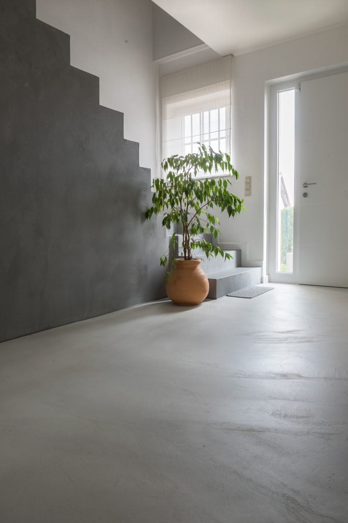 beton-cire-boden-grau-gespachtelt-by-raumkonzept-luxemburg