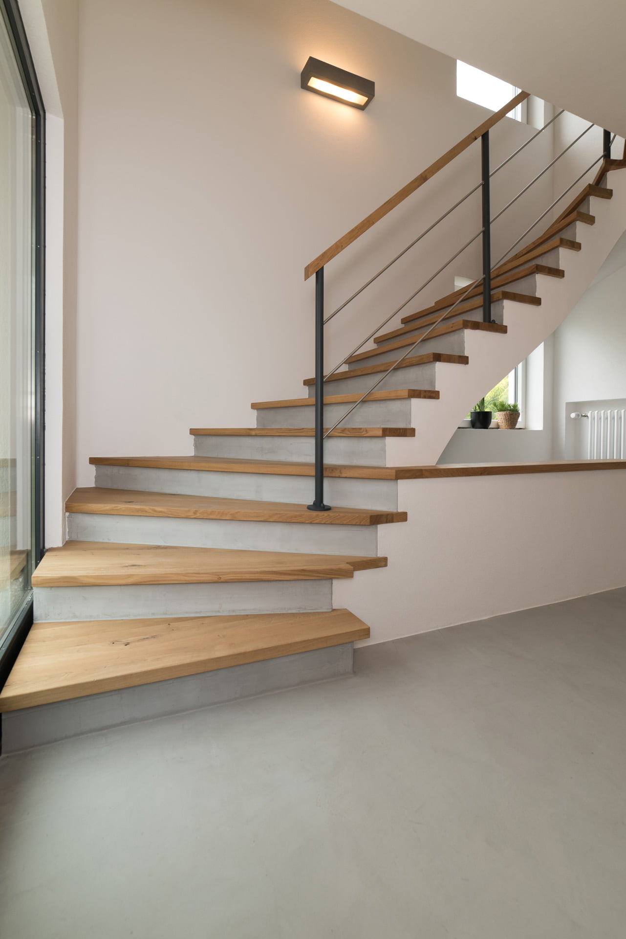 treppe-mit-beton-cire-renoviert-3-raumkonzept-Luxemburg